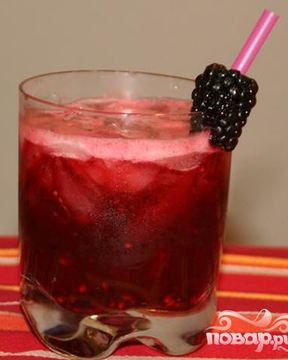 Алкогольный напиток с ежевикой