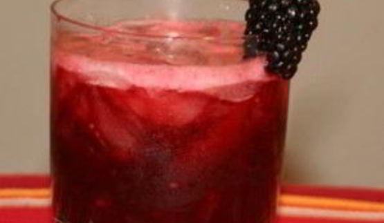 алкогольный напиток с ежевикой