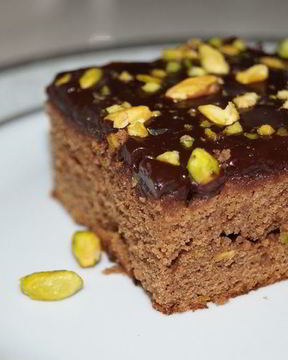 Брауни с фисташками и шоколадной глазурью с кленовым сиропом