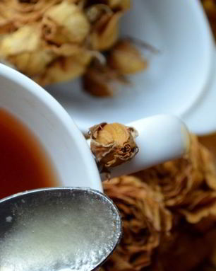 Чайный напиток с айвой и корицей