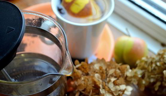 чайный напиток с айвой и корицей