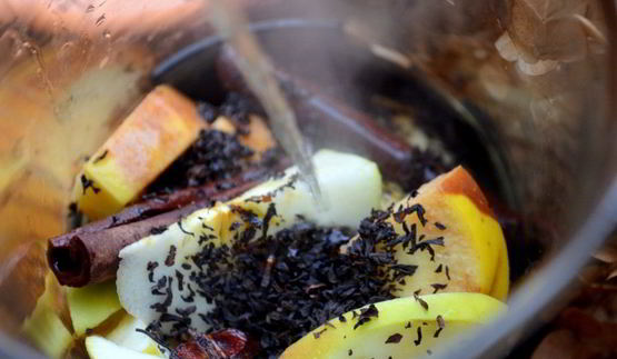 чайный напиток с айвой и корицей