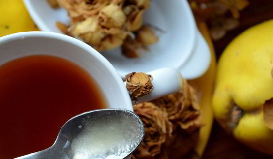 чайный напиток с айвой и корицей