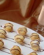 Французские пышки с шоколадно-апельсиновым напитком