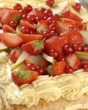 Фруктово-ягодный наполеон в мятном сиропе