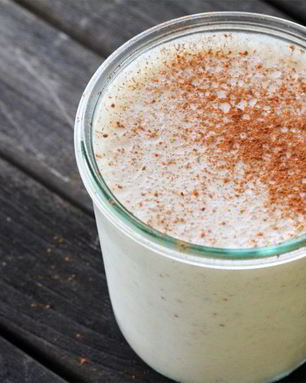 Кефирный коктейль с яблоками и медом