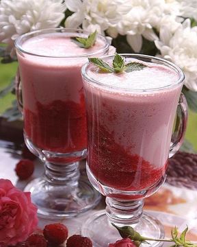 Коктейль из ряженки с малиной