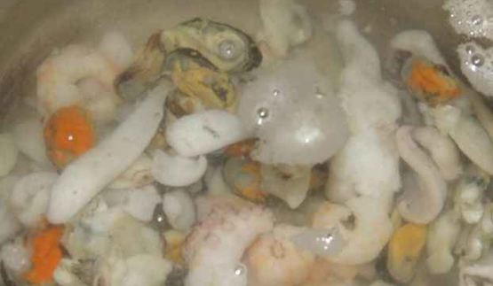 коктейль морской в сметане с зеленью