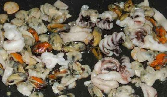 коктейль морской в сметане с зеленью