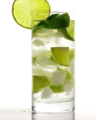 Лимонный напиток с имбирным элем и мятой