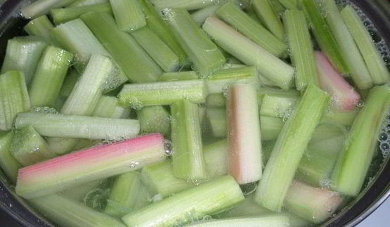 напиток из ревеня и черной смородины