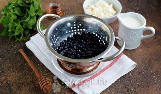 протеиновый коктейль с черникой и творогом