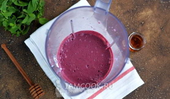 протеиновый коктейль с черникой и творогом