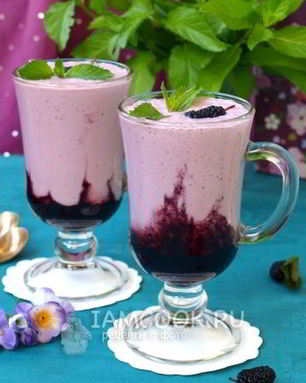 Творожный коктейль на ряженке с шелковицей