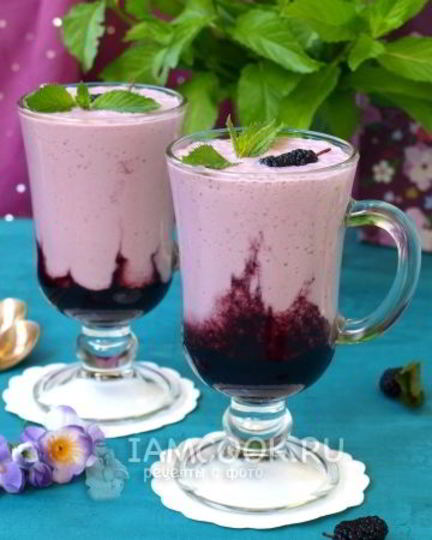 Рецепт творожного коктейля на ряженке с шелковицей