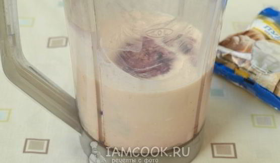 творожный коктейль на ряженке с шелковицей