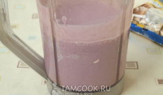 творожный коктейль на ряженке с шелковицей