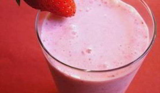 витаминный напиток из клубники