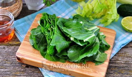 зеленый коктейль из шпината, петрушки, груши и сельдерея