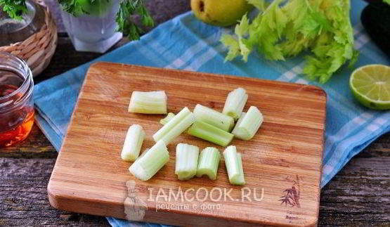 зеленый коктейль из шпината, петрушки, груши и сельдерея