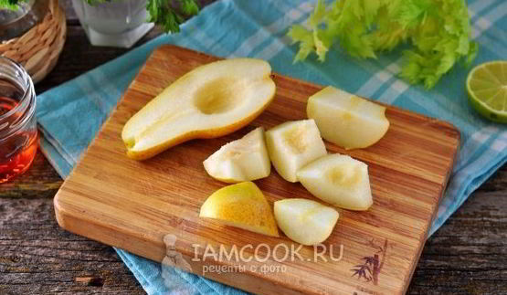 зеленый коктейль из шпината, петрушки, груши и сельдерея