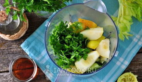 зеленый коктейль из шпината, петрушки, груши и сельдерея