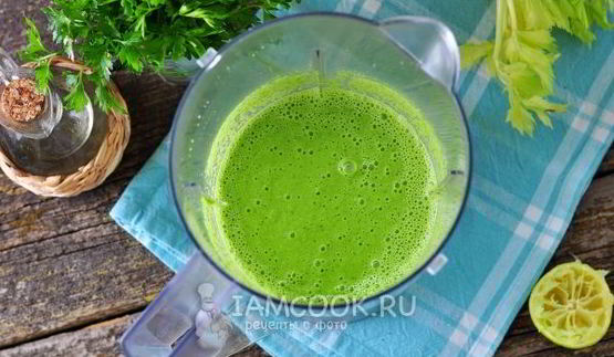 зеленый коктейль из шпината, петрушки, груши и сельдерея