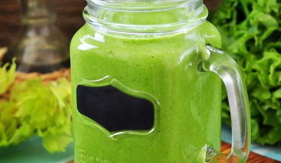 зеленый коктейль из шпината, петрушки, груши и сельдерея