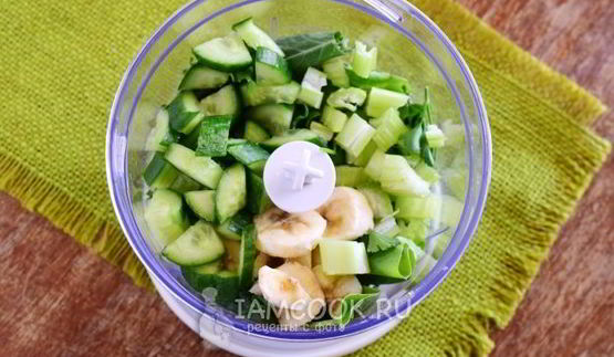 зеленый коктейль на греческом йогурте