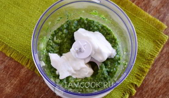 зеленый коктейль на греческом йогурте