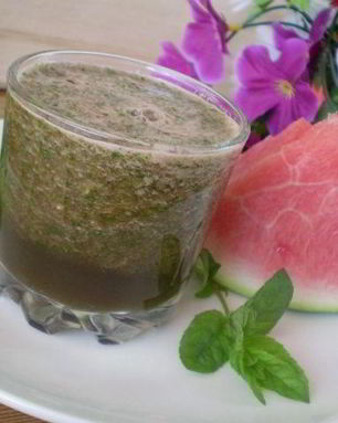 Зеленый коктейль с арбузом