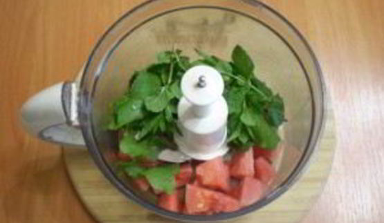 зеленый коктейль с арбузом