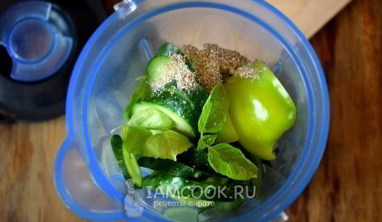 зеленый коктейль с огурцом и перцем
