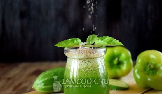 зеленый коктейль с огурцом и перцем