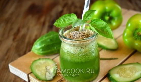 зеленый коктейль с огурцом и перцем
