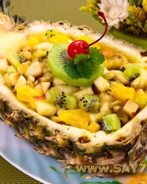 Фруктовый салат в ананасе
