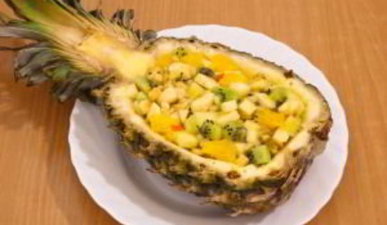 фруктовый салат в ананасе