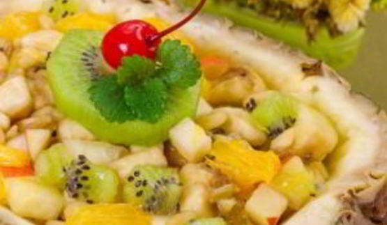 фруктовый салат в ананасе