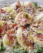 Грушевый салат с хамоном и фисташками