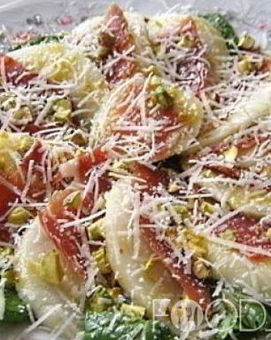 Грушевый салат с хамоном и фисташками