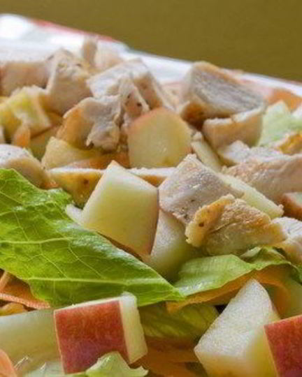 Рецепт куриного салата с яблоками и зеленью