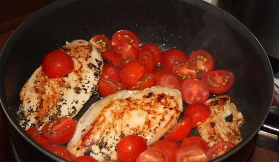 легкий салат из курицы и черри под апельсиновым соусом