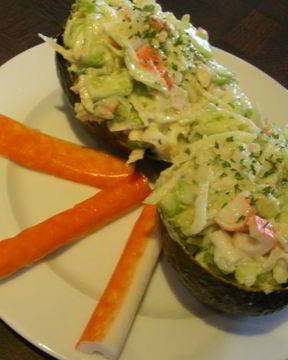 Легкий салатик с крабовыми палочками и сельдереем в авокадо