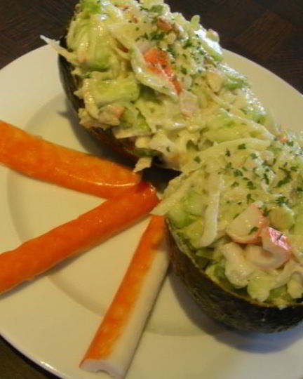 Рецепт легкого салатика с крабовыми палочками и сельдереем в авокадо