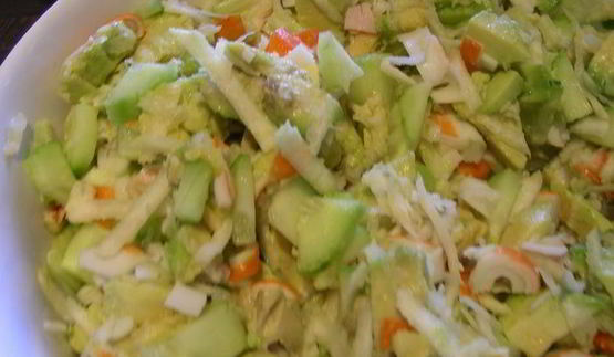 легкий салатик с крабовыми палочками и сельдереем в авокадо