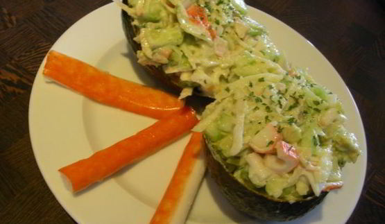 легкий салатик с крабовыми палочками и сельдереем в авокадо