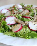 Летний салат с курицей и редисом