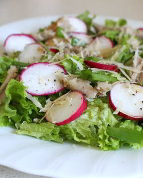 Летний салат с курицей и редисом