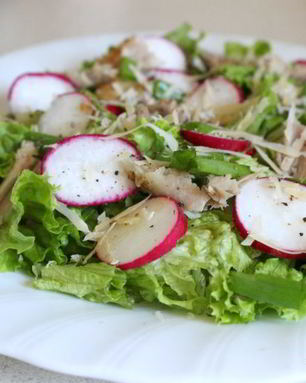 Летний салат с курицей и редисом
