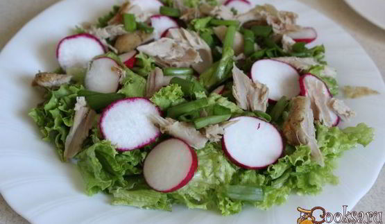 летний салат с курицей и редисом